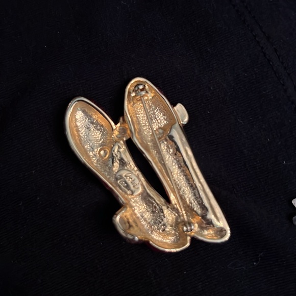 Cookie Lee Ruby slippers w/gold tone bow’s & footpad & solid gold tone on back - Picture 3 of 3